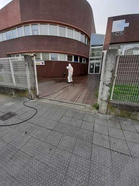 Las nuevas medidas que se han adoptado desde el Ayuntamiento de Torrelavega con el objetivo de “paliar, en la medida de lo posible, los efectos del coronavirus” en el municipio son la incorporación del personal del servicio de recogida de residuos para realizar trabajos de  desinfección en el exterior de los centros de salud y en dependencias como la comisaría de policía. Asimismo, efectivos de Protección Civil han comenzado a efectuar labores de desinfección por los barrios, comenzando en Nueva Ciudad.