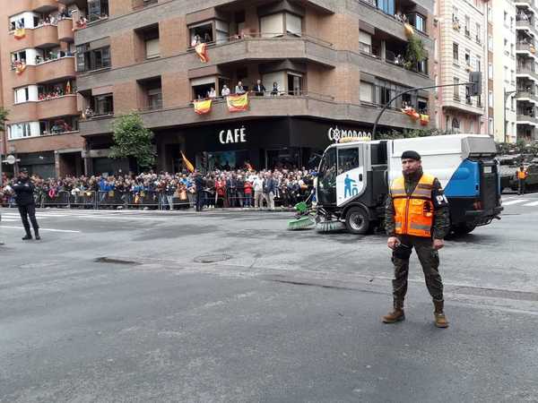 La gente está de aplaudir: hasta los vehículos de limpieza se han llevado alguna ovación