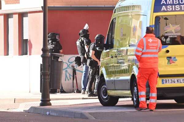 Agentes de la Unidad de Intervención de la Guardia Civil junto a una ambulancia. RODRIGO JIMÉNEZ