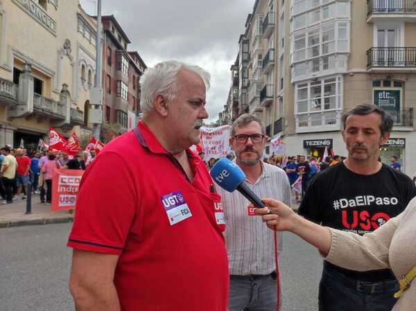 Luis Diez, secretario general de Industria de UGT, atiende a los medios.