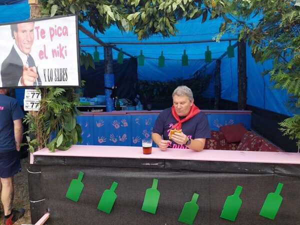 En las peñas aprovechan para coger fuerzas para la fiesta