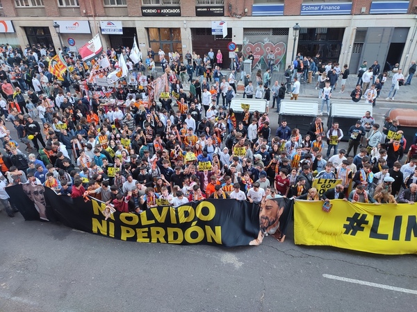 Así te hemos contado las protestas en Mestalla en la previa del Valencia-Sevilla