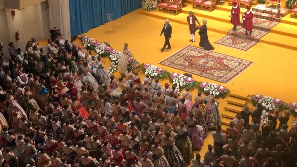 Ovación para Marina y público levantado para honrar a la fallera mayor de Valencia