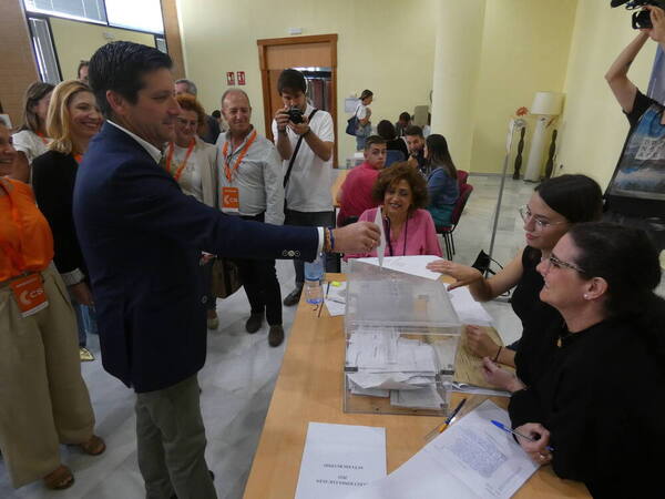Guillermo García de Longoria, en el colegio electoral este domingo./ h24