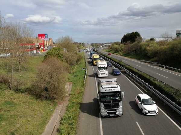 Los camiones circulan por la A-67 a la altura de Mompía
