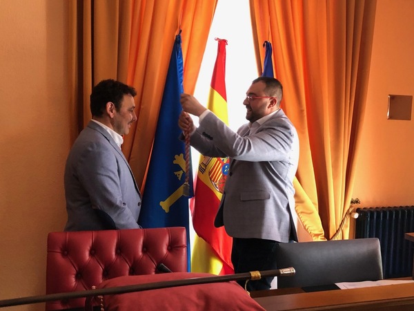 LAVIANA: Julio García repite como alcalde de Laviana y ha recibido, emocionado, el bastón de mando de su antecesor Adrián Barbon, candidato socialista a la presidencia del Principado. Informa Marta Varela