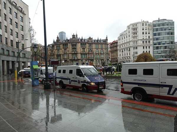Presencia policial en la plaza Moyúa de Bilbao
