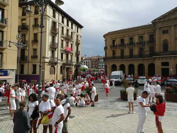 Así esta a esta hora la entrada desde el paseo Sarasate a la Plaza del Castillo