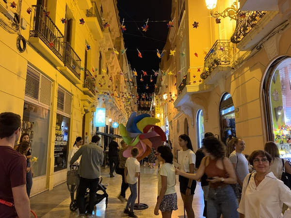 Cielo de molinillos en calle Echegaray. C. PINTO