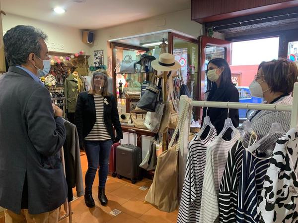 Martín visita la tienda de Regalos Cris, una de las beneficiarias del cheque de resistencia de Industria durante el tiempo que ha estado cerrado el comercio