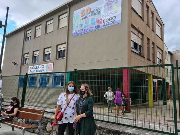 &amp;quot;Parece que está todo bien organizado, pero eso no quita que tengamos miedo. Es lo que toca&amp;quot;, comparten Raquel Herrero y Siria Madera (de derecha a izquierda), a las puertas del Colegio Pedro Velarde de Camargo, donde estudian sus dos hijos. Foto: Javier Gangoiti