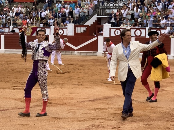 El Juli dando la vuelta al ruedo con el ganadero Justo Hernández