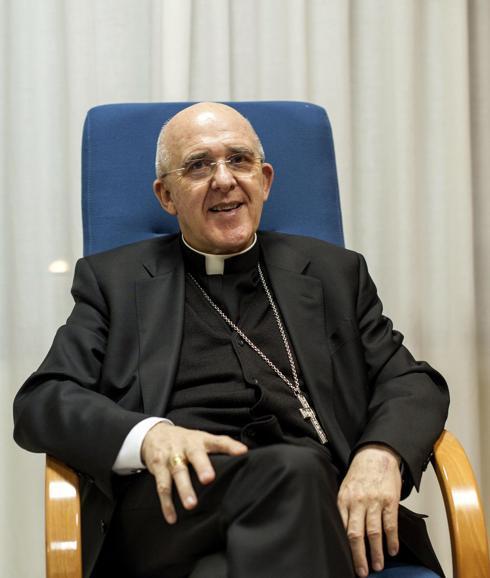 El cardenal arzobispo de Madrid y vicepresidente de la Conferencia Episcopal Española (CEE), Carlos Osoro, ha indicado que ahora no es momento de &amp;quot;mirar atrás&amp;quot; lo que &amp;quot;se hizo o no se hizo&amp;quot; sino de &amp;quot;hacer caso a las normativas que se están dando&amp;quot; desde las autoridades sanitarias para detener la expansión del coronavirus COVID-19. &amp;quot;Han actuado y lo más importante ahora es que seamos capaces de hacer caso a las normativas que nos están dando. Esto es lo importante ahora, no mirar atrás si se hizo o no. Ahora mismo están actuando todas las autoridades sanitarias, nacionales, autonómicas y municipales con una fuerza extraordinaria. Hagamos caso, son los que entienden, los que ven las necesidades urgentes&amp;quot;, ha subrayado el cántabro en declaraciones telefónicas a Europa Press, preguntado por cómo valora la gestión de la crisis del coronavirus que ha hecho el Gobierno y sobre si considera que se ha actuado a tiempo. Además, ha alabado el trabajo de los sanitarios, a los que, según ha dicho, salió a aplaudir a la ventana el primer día que se convocó a los ciudadanos, y por los que reza a diario. Precisamente, asegura que durante este periodo de confinamiento está dedicando mucho más tiempo a rezar para que Dios &amp;quot;intervenga para que esta pandemia pase lo más pronto posible&amp;quot;. &amp;quot;Dedico muchas más horas a pedirle al Señor que sea él el que intervenga para que la pandemia pase lo más pronto posible&amp;quot;, ha asegurado Carlos Osoro, tras pasar toda la mañana rezando en la capilla. El cardenal ha indicado que él se ha &amp;quot;quedado en casa&amp;quot; siguiendo las decisiones de las autoridades y que solo sale de su domicilio para ir a la Catedral de la Almudena a celebrar la misa que se retransmite cada día en You Tube a las 19,00 horas. &amp;quot;Yo me he quedado en casa siguiendo las decisiones de las autoridades, solo voy en el coche a decir la misa en la Catedral y vuelvo&amp;quot;, ha concretado.