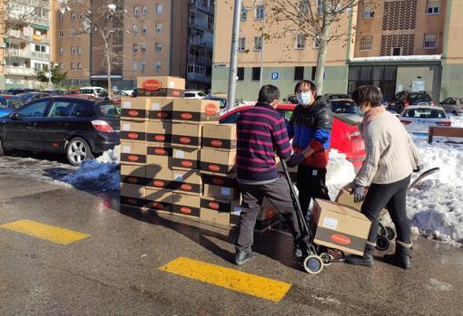 Los comerciantes chinos se abastecen y trasladan cajas de pan en el Metro