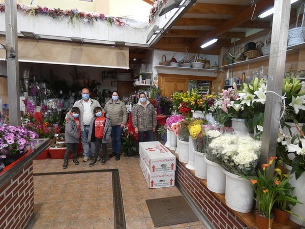 Floristería en Laredo. Todos los empleados, incluso los niños, siguen llevando la mascarilla. Foto: Javier González.