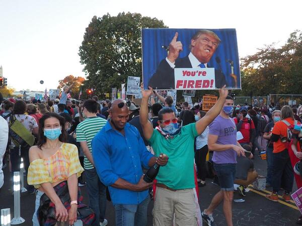 Elecciones EE.UU. en directo | Protestas frente a la Casa Blanca en contra de Trump y celebrando la victoria de Biden