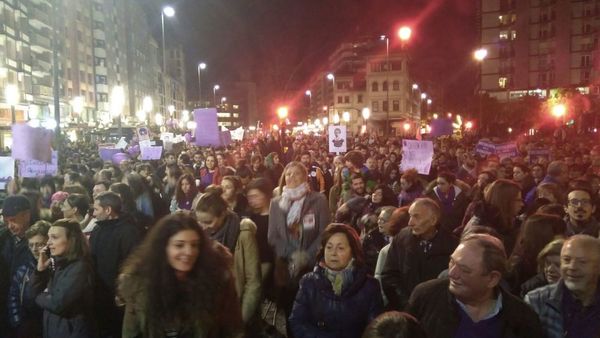 Así estaba la plaza del Humedal de Gijón, una hora después del inicio de la manifestación de Gijón, que arrancó desde este punto.