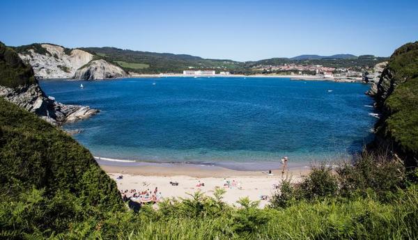 La Policía se despliega en las playas, levanta a bañistas y cierra accesos para frenar el aluvión