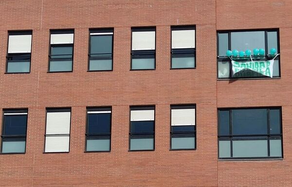 La reivindicación se deja ver en las ventanas del Hospital de El Bierzo.
