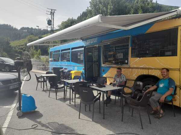 El barrio de San Prudencio de Bergara ha marcado la máxima de lo que llevamos de jornada con 40,9 grados, según los datos ofrecidos por Euskalmet. Un hombre ha tenido que ser atendido en este punto mientras esperaba al autobús tras sentirse indispuesto por el calor. Esta persona ha sido atendida por los clientes y responsables del foodtruck 'Sanprubus. Además, la zona no cuenta con una fuente de agua y su responsable, Jon, pide al ayuntamiento que les provea de una, ya que "en días como estos son mas importantes que nunca", cuenta Iker Murillo.