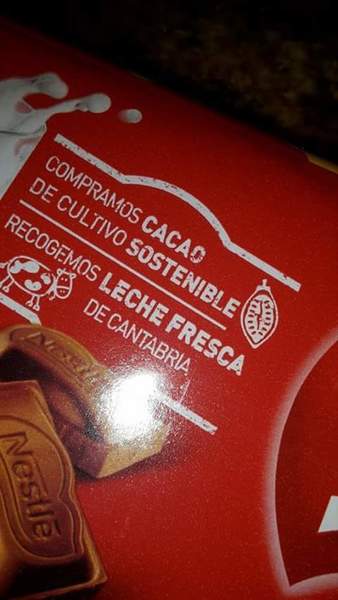 Nestlé España que sigue produciendo alimentos y bebidas en todas sus fábricas, incluida en la de La Penilla, en Cantabria, ha decidido premiar a sus empleados, que &amp;quot;en las últimas semanas están desarrollado un intenso trabajo&amp;quot;. Entregará una asignación de hasta 500 a mes a todo el personal de fábricas y al de las operaciones del centro de distribución de Guadalajara. Mientras los centros mantengan su actividad, la medida se aplicará retroactivamente desde el 15 de marzo hasta el final del estado de alarma. Asimismo, la Compañía se ha comprometido a garantizar el salario íntegro durante un mínimo de 12 semanas desde la declaración del estado de alarma a todos los empleados cuya actividad pudiera verse impactada por el Covid-19.