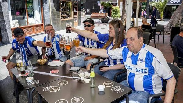 En directo, la afición del Alavés disfruta de la &#039;final&#039; por el ascenso