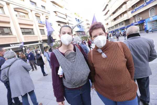 Chari de 70 años, Iraida, 32 y Luna, de diez días, tres generaciones han venido a la concentración. "Hemos estado en Madrid, Granada y Motril manifestándonos, este año lo hacemos de otra forma, pero no podíamos faltar". Foto: Javier Martín