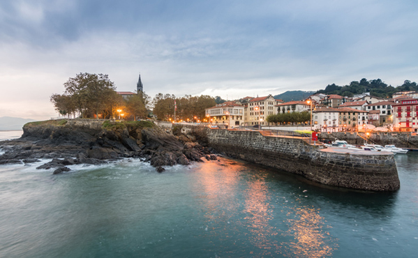 La Policía se despliega en las playas, levanta a bañistas y cierra accesos para frenar el aluvión