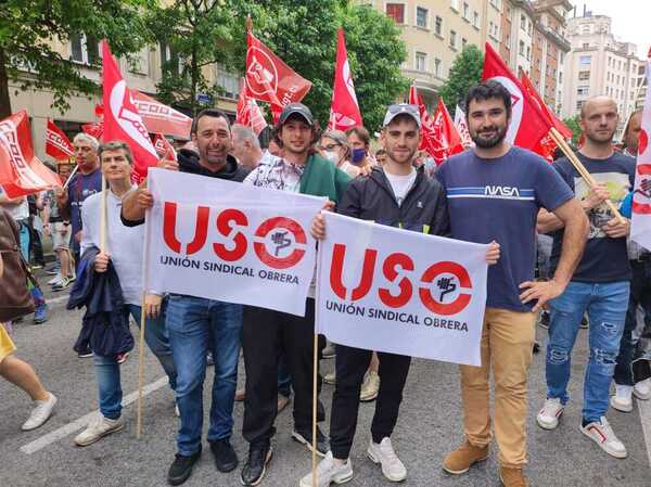 Rubén, Román, Josua y Guillermo han salido hoy a la calle para sumarse a las reivindicaciones y pedir que &amp;quot;las mejoras salariales&amp;quot; se ajusten al incremento del IPC, que &amp;quot;ha subido más de lo que nos ofrecen&amp;quot;.