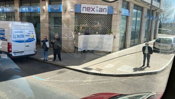 Cuatro transportistas se han disfrazado con trajes de camuflaje y caretas para portar una pancarta que dice &amp;#039;Si el transporte no se arregla, nuestra vida es una condena&amp;#039;. Foto: Juanjo Santamaría.