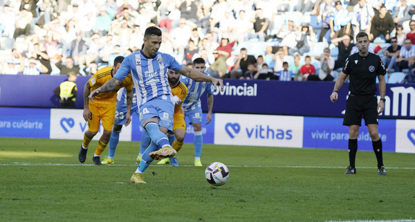 Rubén Castro durante el momento del lanzamiento que para Makaridze. MARIANO POZO