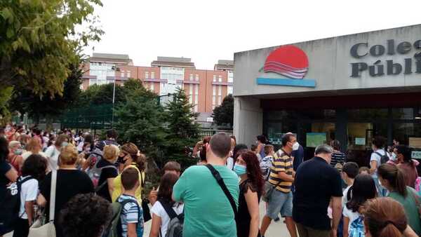 Escolares esperando a entrar al colegio Riomar de Castro Urdiales