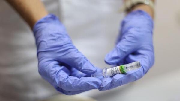 Un 43,8 por ciento de los españoles rechaza vacunarse inmediatamente contra la Covid-19, según el CIS