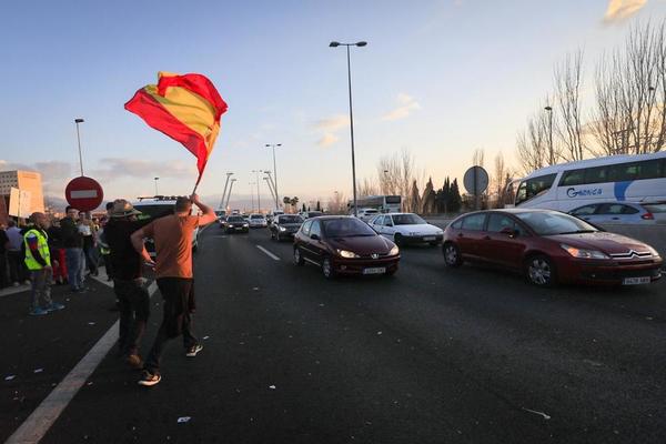 Así te hemos contado la protesta desde el amanecer hasta la apertura de la autovía