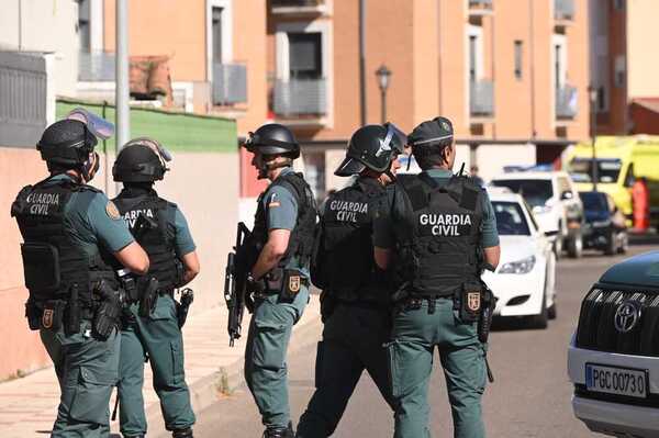 Directo: se entrega el hombre atrincherado en Santovenia (Valladolid) tras matar a un vecino y herir a un agente