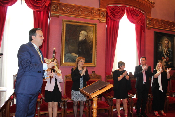VILLAVICIOSA: El socialista Alejandro Vega revalidó esta mañana la Alcaldía después de conseguir que el PSOE se convirtiese por primera vez el pasado mes de mayo en la lista más votada. El ya regidor, que la anterior legislatura gobernó con el apoyo de Foro y Somos, reiteró su "la importancia de la cooperación leal y el compromiso de otras administraciones de los que dependen muchas de las acciones que Villaviciosa necesita en materia de promoción económica, urbanismo, suelo industrial, saneamientos, abastecimiento o lucha contra las inundaciones". informa Alicia G. -Ovies