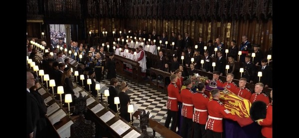 El féretro de Isabel II es depositado en la capilla de San Jorge, en el castillo de Windsor.
