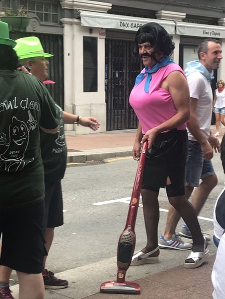 Fuera del prau Salcedo, en las calles de Pravia, también se siente la fiesta. Foto: Daniel Fernández