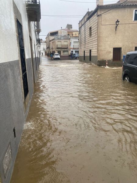 Aspecto de una de las calles de Valdefuentes, en Cáceres, tras la tromba de agua del martes.