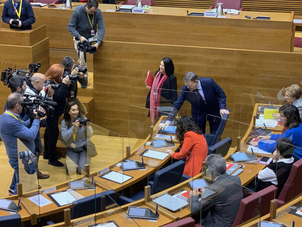 Entra el presidente Puig. Se inicia la sesión de control. Estamos en Les Corts. Soy David Burguera. Comenzamos
