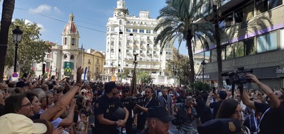Los valencianos se vuelcan con la Senyera en un recorrido histórico