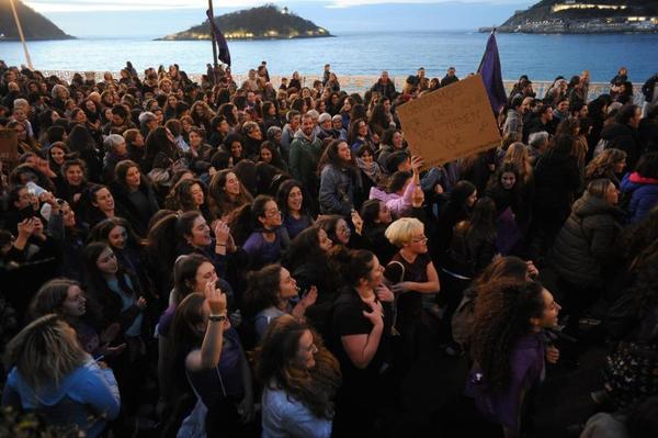 Un momento de la manifestación en Donostia a su paso por el Paseo de La Concha. / F. Morquecho