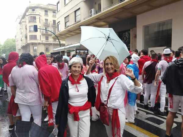 La fiesta es para todo el mundo. Arantxa e Inma llevan disfrutando de los sanfermines 40 años. Tras los dos de parón por culpa de la pandemia, lo retoman por todo lo alto, &amp;quot;hasta que el cuerpo aguante, que no será poco&amp;quot;.