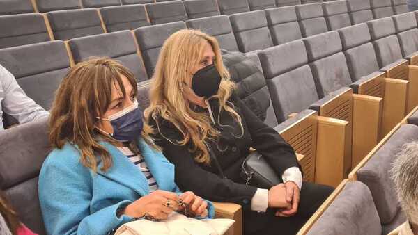 Pilar Carnero, candidata alternativa a José Antonio Diez, siguiendo la votación.