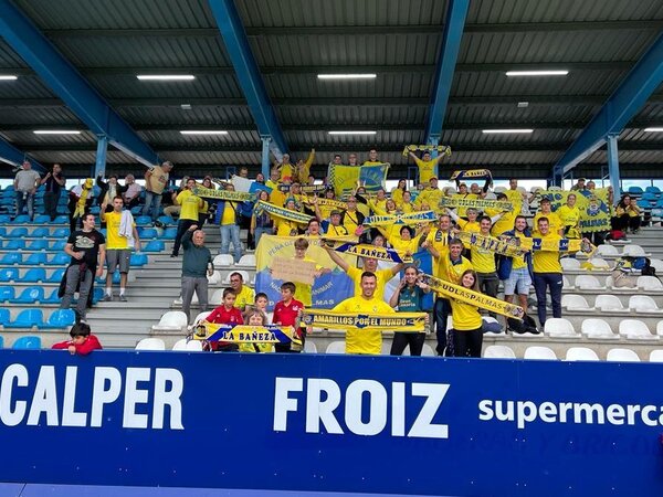 Cómo no, la afición amarilla se deja ver en la grada de El Toralín (Foto: Twitter UD Las Palmas)