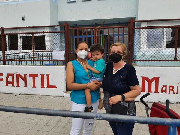 Hugo y Joana, su primer día en dos años del CEIP María Sanz de Sautuola de La Albericia (Santander)