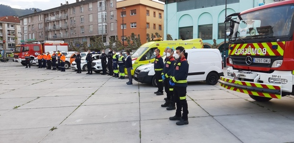 Jornada de duelo en Los Corrales. Los aplausos que cada día los corraliegos ofrecen a la primera línea de combate contra el Covid 19 se convirtieron este martes, tras un mes de confinamiento, en un repique de campanas que tronó contra el dolor humano causado hasta ahora por el coronavirus en todo el mundo. Los Corrales respetó en un profundo y emocionante silencio los cinco minutos de recuerdo a las víctimas, a los enfermos, a las muchas familias que sufren la pérdida o el aislamiento de sus seres queridos. Según informa Nacho Cavia, solo las campanas de la iglesia acompañaron ese silencio. Después, Policía Local, bomberos del parque de emergencias de Los Corrales, personal sanitario y voluntarios de Protección Civil recorrieron las calles de Los Corrales en silencio también, con sus luces encendidas, pero sin sirenas, algo que hacía más impactante si cabe su recorrido en una jornada de duelo en la localidad.