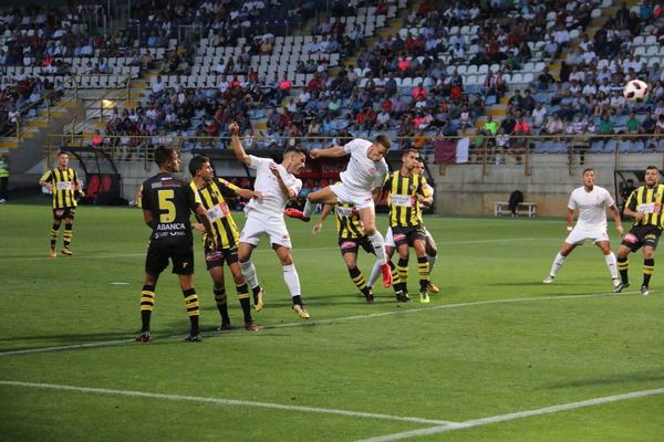 Instante del gol de la Cultural en el Reino de León