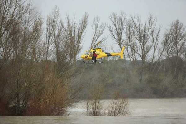 Un rastreador observa el caudal del río Duero desde el helicóptero del 112