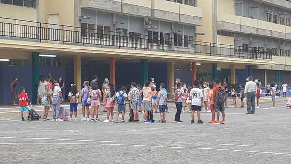 La jefa de estudios del colegio Macías Picavea de Santoña, Vanesa Pechero, explica que mantienen las medidas del año pasado: entradas escalonadas a las 9.00, 9.05 y 9.10. El colegio está dividido en dos bloques: por una entrada entra primero, segundo y tercero de Primaria y por otra cuarto, quinto y sexto y los de Infantil por el centro de atrás.